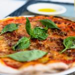 Pizza backen - Pizzateig selber machen - einfaches Rezept für Pizzateig