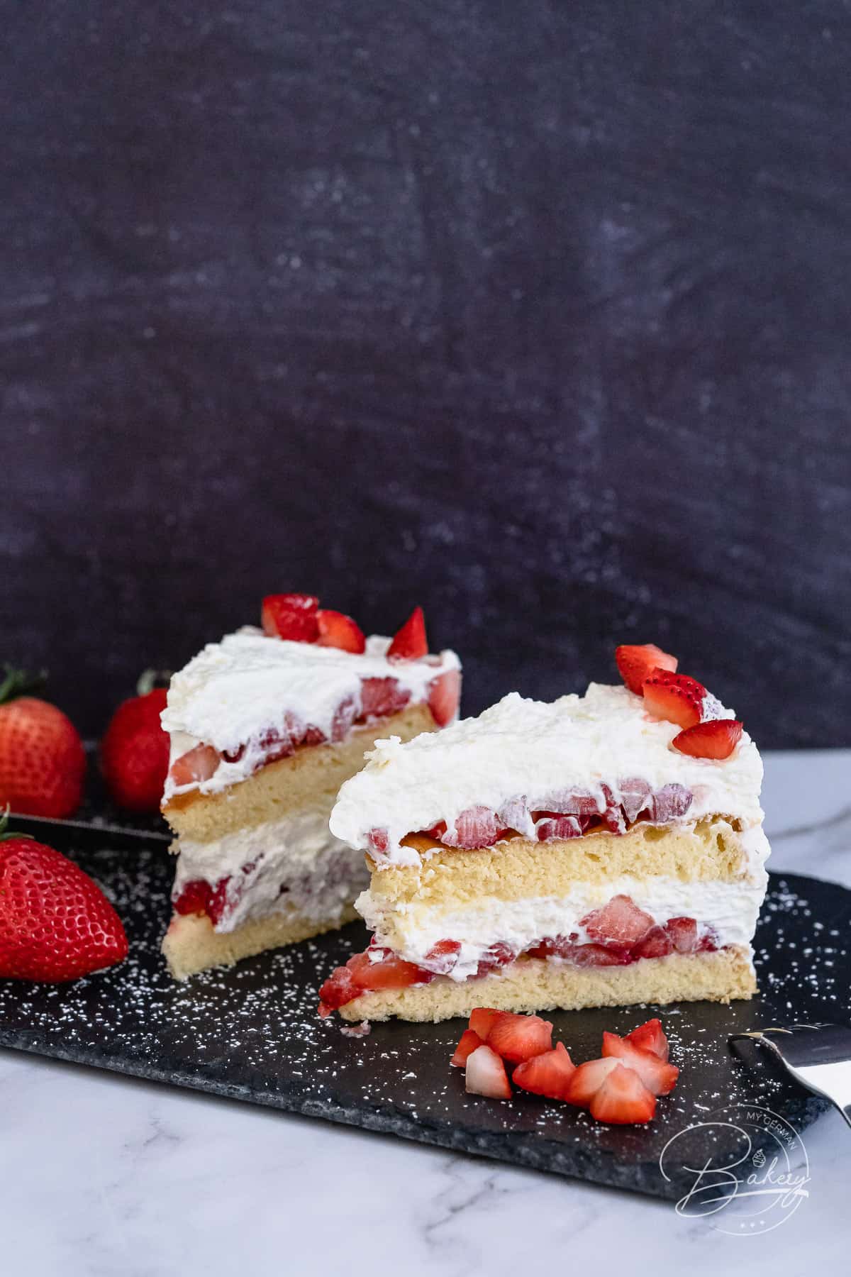 Erdbeer-Sahne-Torte - Lockerer Biskuit-Kuchen - einfach gemacht - Erdbeer-Sahne Kuchen und Sahnekuchen mit Biskuitboden - Leckere und einfache Erdbeer-Torte und Erdbeer-Kuchen