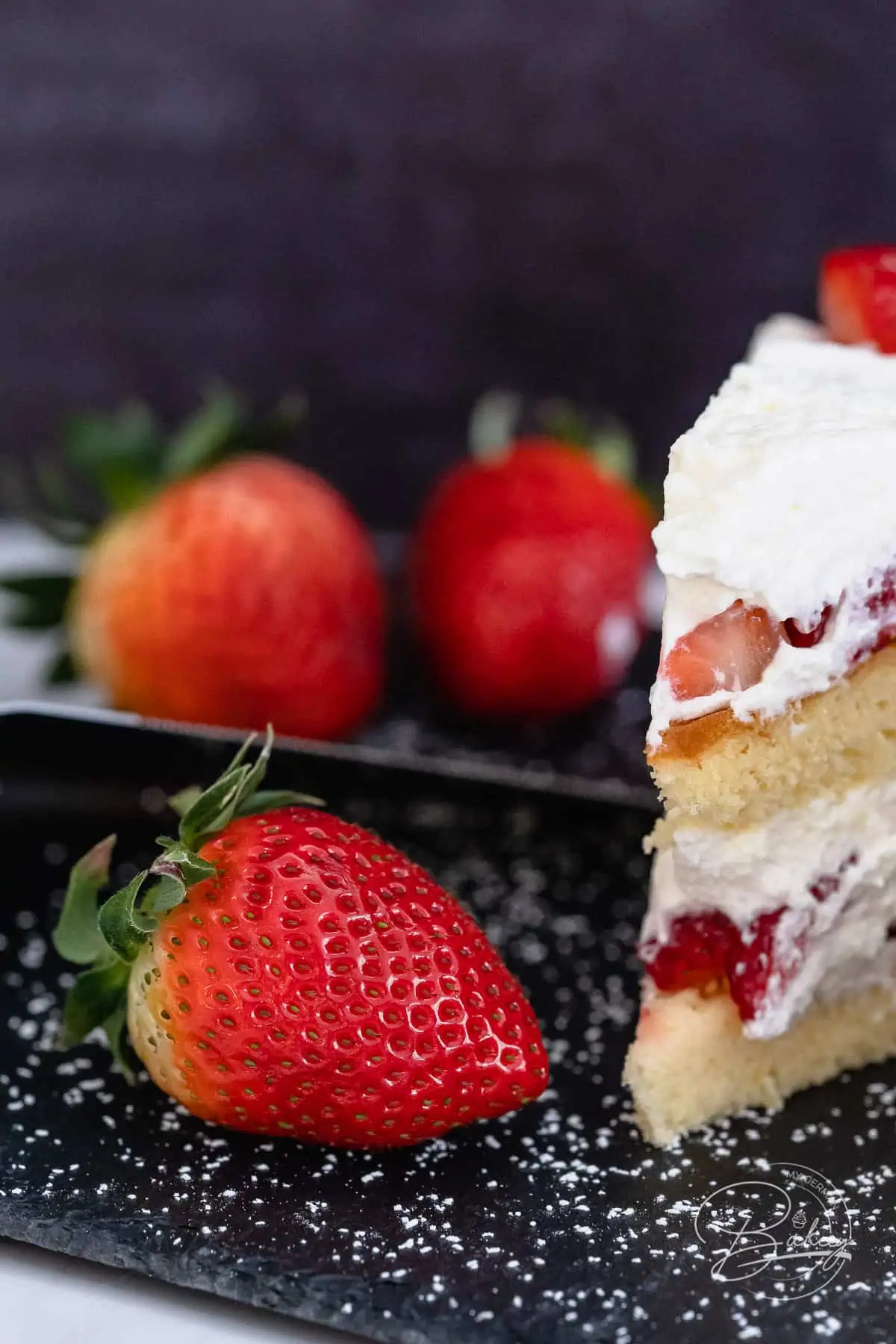 Erdbeer-Sahne-Torte - Lockerer Biskuit-Kuchen - einfach gemacht - Erdbeer-Sahne Kuchen und Sahnekuchen mit Biskuitboden - Leckere und einfache Erdbeer-Torte und Erdbeer-Kuchen
