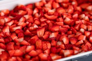 Erdbeerkuchen mit Sahne und Biskuit Boden als Blechkuchen mit Schlagsahne und frischen Erdbeeren - Erdbeerkuchen mit Sahne und Biskuit Boden - schnell und lecker