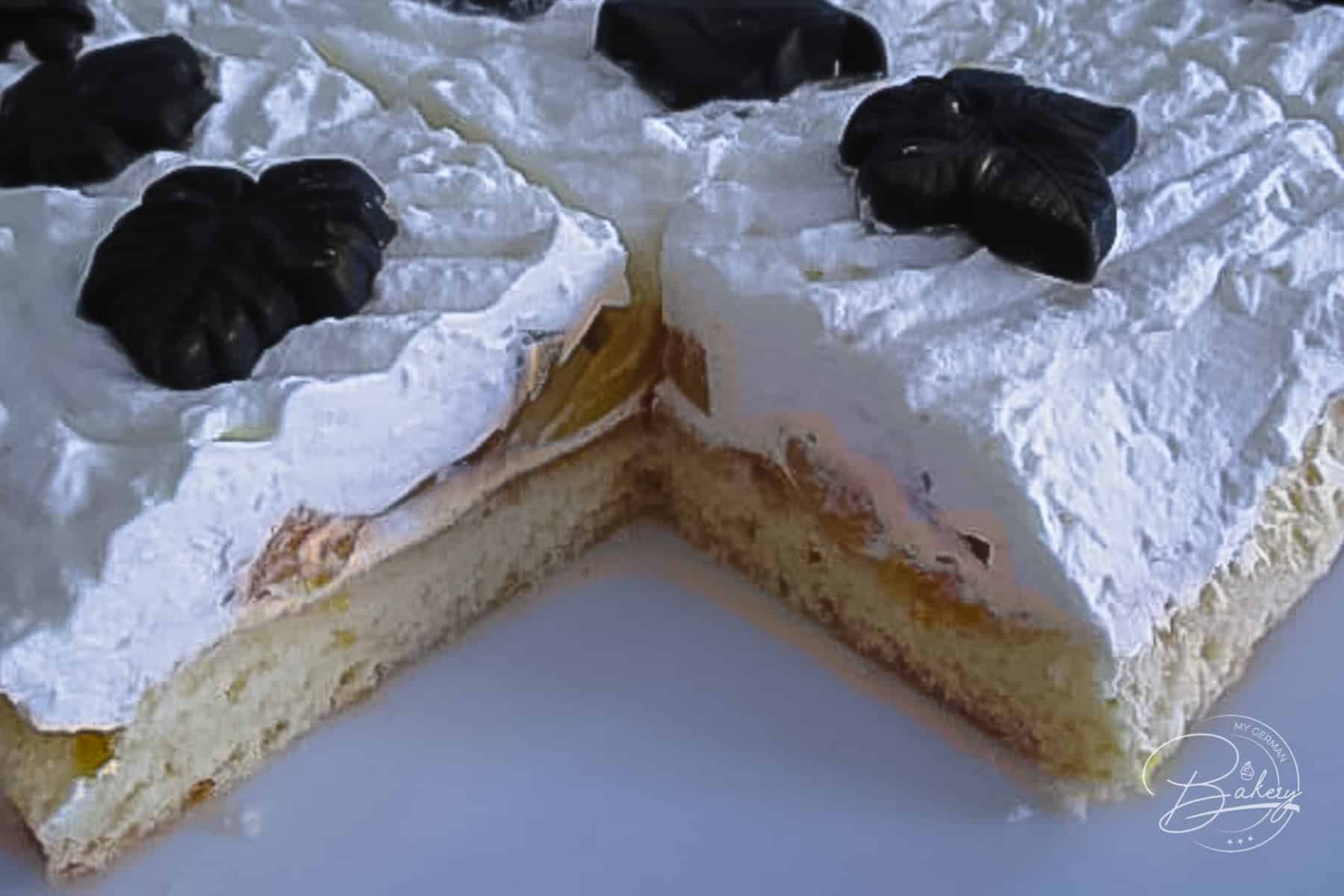 Sahnebiskuit Kuchen mit Pfirsichen gefüllt. Leichter Sommerkuchen - Leichtes Rezept Biskuit Kuchen - Sahnekuchen - Pfirsichkuchen