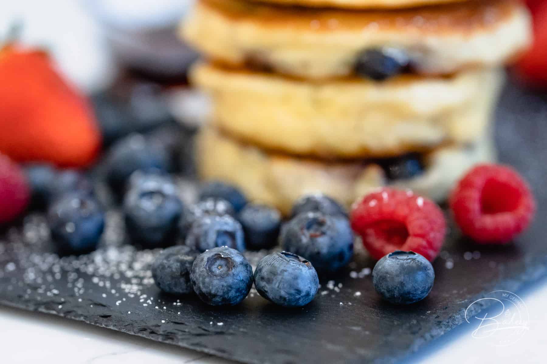 Blaubeer Pancakes Rezept - leckere dicke kleine Pfannkuchen - Blaubeer-Pancakes - einfach locker und schnell gemacht - amerikanische Blueberry Pancakes und Pfannkuchen