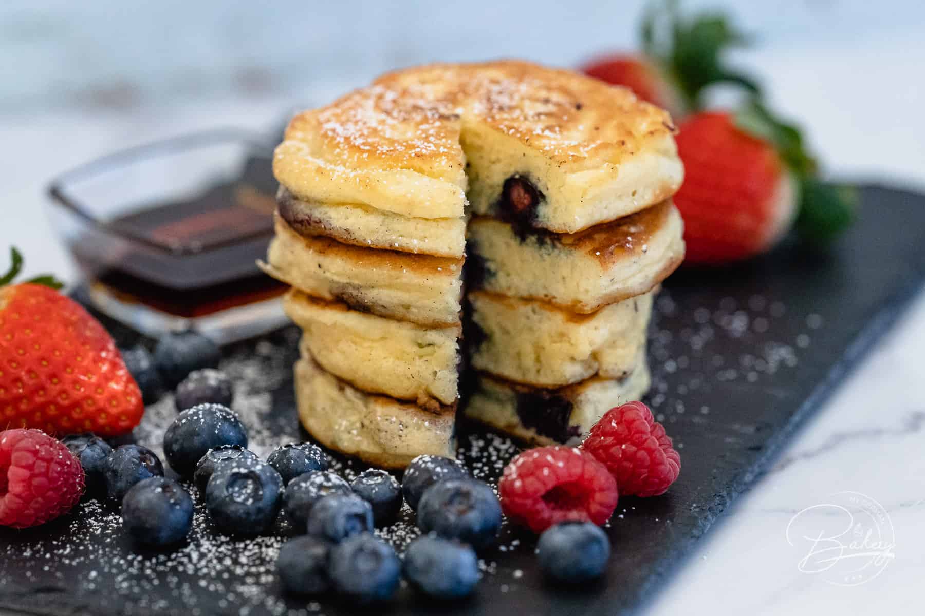 Blaubeer Pancakes Rezept - leckere dicke kleine Pfannkuchen - Blaubeer-Pancakes - einfach locker und schnell gemacht - amerikanische Blueberry Pancakes und Pfannkuchen
