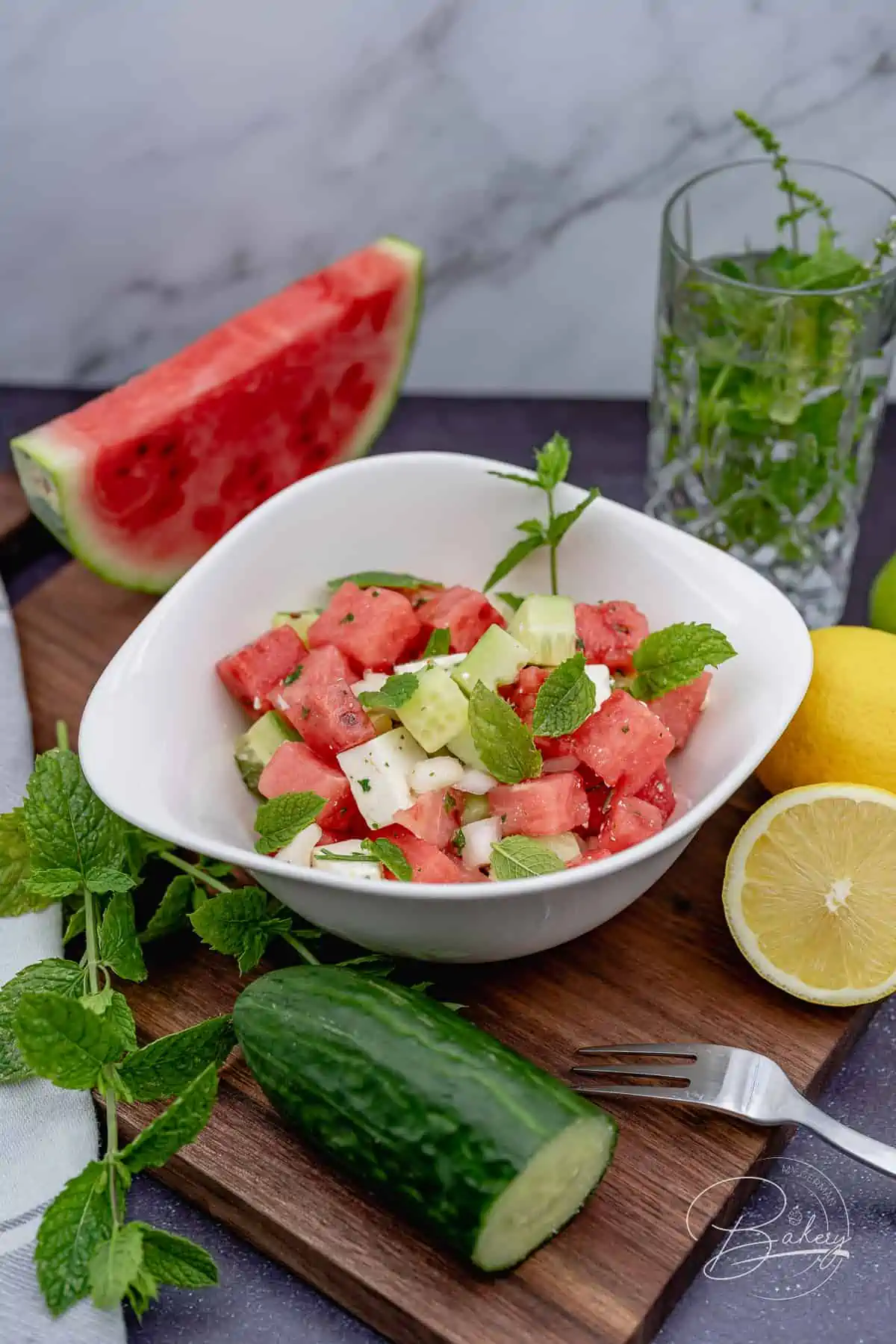 Fitness-Salat - Gesunder Salat mit Wassermelone, Gurke, Feta und frischer Minze - erfrischend und einfach
