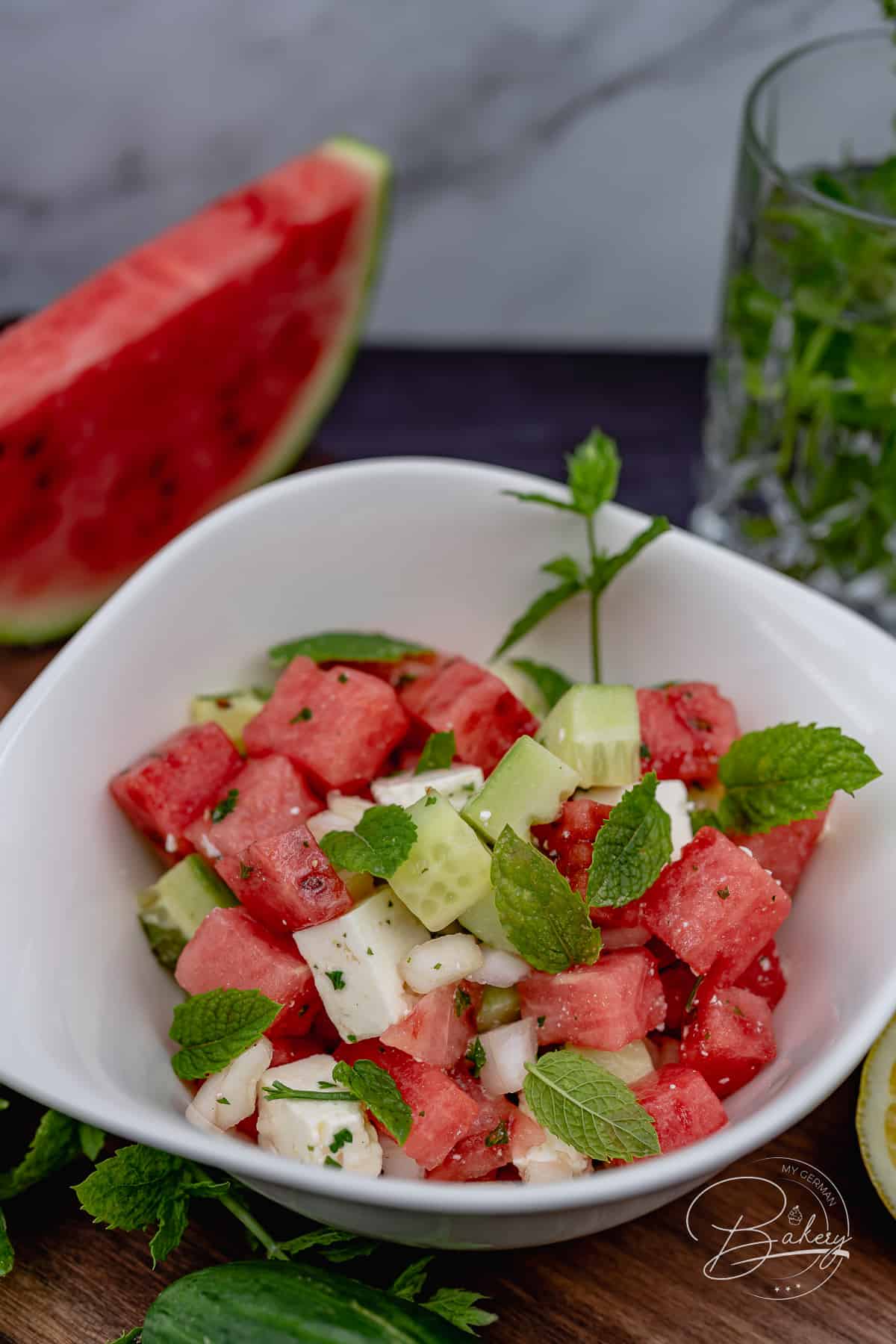 Fitness-Salat - Gesunder Salat mit Wassermelone, Gurke, Feta und frischer Minze - erfrischend und einfach