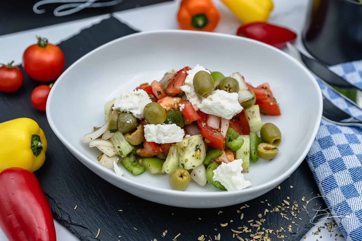 Griechischer Salat mit Fetakäse - Sommersalat nach Balkan Art - Gesunde Ernährung
